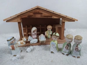 Belén de cerámica con establo de madera con caja de música - Imagen 1 de 2