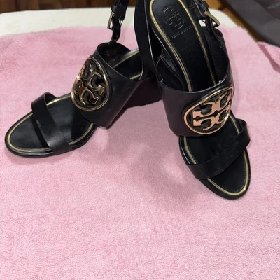 Tory Burch Metal Miller tacón de cuña negro y dorado/sandalia talla 8,5 usado=usado Foto 1 de 4