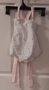 Beaufort Bonnet Company Bebés Niñas 6-12 Meses Mameluco Corbata Trasera - Imagen 1 de 5