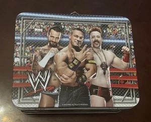 WWE Superstars Tin Lunch Box con John Cena CM Punk Sheamus 2013 buone condizioni - Foto 1 di 7