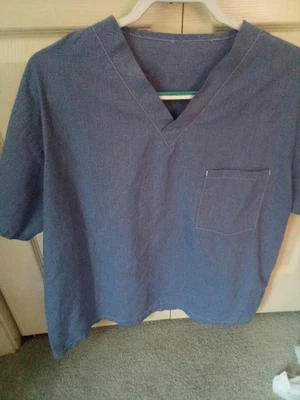 unmarked gray & white small check scrub top 1 top pocket L - Image 1 of 3