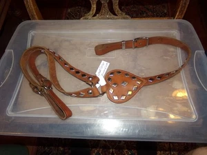 Collar de cuero para pecho de caballo con corazón y tachuelas de metal con diamantes, bonito - Imagen 1 de 2