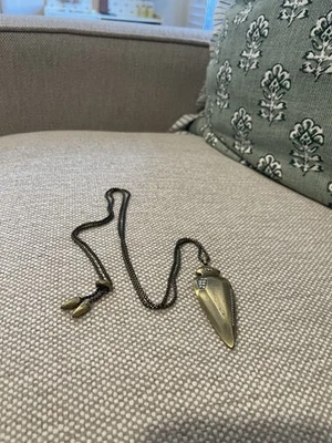 Collar punta de flecha ajustable Kendra Scott Staley latón antiguo Foto 1 de 3