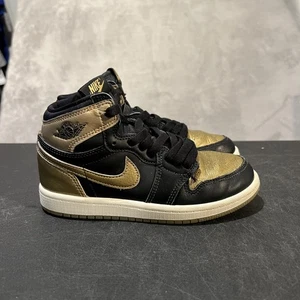 Scarpe Nike Air Jordan 1 Mid SE bambino taglia 1 anno nero oro metallizzato FD1412-071 - Foto 1 di 9
