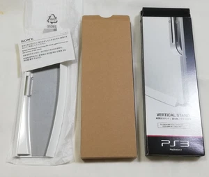 Offizieller Sony PlayStation 3 Classic Weiß Vertikaler Konsolenständer CECH-ZS1 Originalverpackt - Bild 1 von 8