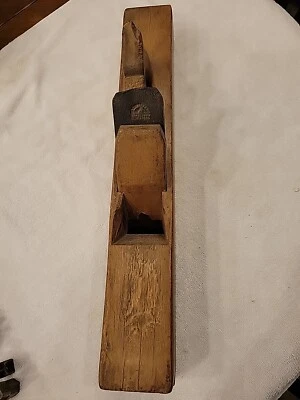 Avión ensamblador de madera antiguo - 22” de largo con hoja de carnicero W, aprox. 3"X3" Foto 1 de 4