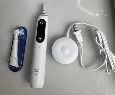 Cepillo de dientes eléctrico Oral-B Braun - mango y cargador blanco - 3758 - Foto 1 de 3