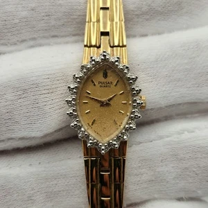 Reloj de cuarzo Pulsar vintage tono dorado con bisel plateado para dama - Imagen 1 de 15
