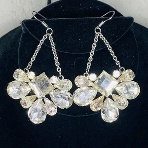 Silberfarbene Ohrhänger in Tropfenform glänzend BLING 💎 Strasssteine - Bild 1 von 4
