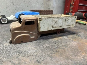 Vintage 13" Pressed Steel 1950's Structo Toys Brown And White Truck - Picture 1 of 6