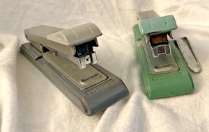 DOS GRAPADORAS BOSTITCH B8 de colección una con removedor de grapas hechas en EE. UU. - Imagen 1 de 5