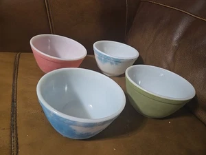 4 PYREX 401 1 1/2 Pt Mixing Bowls 1 Red, 2 Blue, 1 Green Faded No Chips - Picture 1 of 9