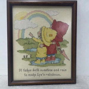 Vintage fertig gerahmt Kreuzstich Regenbogen Baby Kinderzimmer Sonnenschein Regen 8x10 - Bild 1 von 5