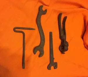 Verschiedenes antikes Gusseisen Handwerkzeuge Stiftschlüssel Schraubendreher etc Spezialzange - Bild 1 von 4
