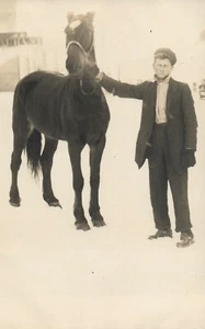Echtfoto Mann und Pferd posieren im Schnee Postkarte - Bild 1 von 1