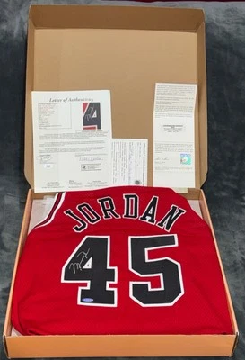Camiseta deportiva Michael Jordan "I'm Back #45" 1994-95 Bulls Game firmada UDA JSA con caja Org Foto 1 de 4