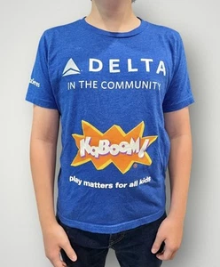 Delta Air Lines Sponsored Official T-Shirt Kinder 8 Blau Fly Delta Jet Neu - Bild 1 von 12