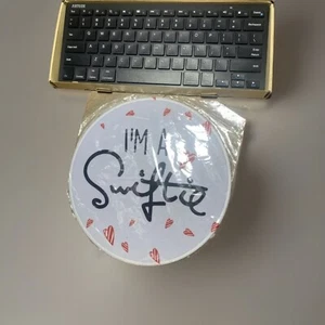Taylor Swift "I'm A Swiftie" Mauspad & Universal Bluetooth Tastatur Arteck Set - Bild 1 von 6