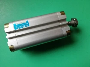 Cilindro compatto Festo ADVU-32-60-A-P-A 156624 - usato, buone condizioni - Foto 1 di 4