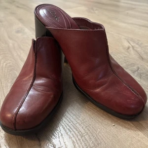 Zoccoli Clarks rossi in pelle slip on in pelle taglia 9 M 7488 - Foto 1 di 9