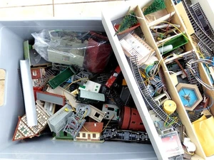 8kg Modelleisenbahn Zubehör / Bastlerzubehör DDR usw.   Kiste 1 - Bild 1 von 16