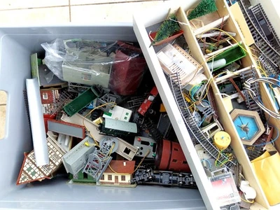 8kg Modelleisenbahn Zubehör / Bastlerzubehör DDR usw.   Kiste 1 - Bild 1 von 4
