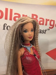 Muñeca Barbie Fashion Fever con cabello resaltado, pestañas y esmalte de uñas K0841 - Imagen 1 de 16