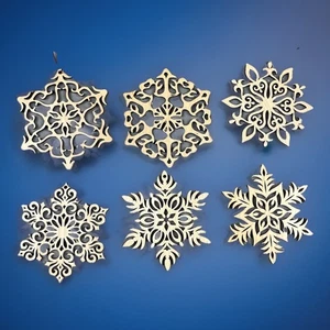 6 adornos de copo de nieve de madera vintage en estuche metálico alemán (?)  Intrincado - Imagen 1 de 12