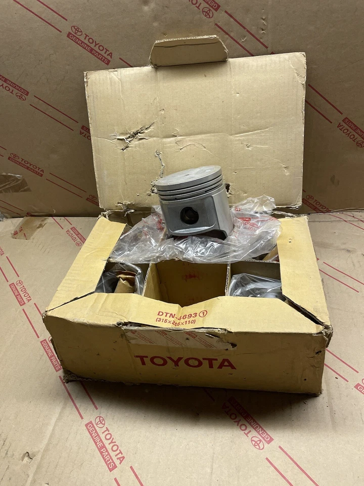 FJ40 FJ45 FJ43 FJ60 OEM NOS Piston Set - Image 1 of 4