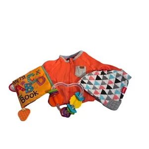 Playtex Mi Primer Libro Suave ABCD, Pijama con Pies de 3/6 Meses, Babero Nuby y Juguete de Sonajero - Imagen 1 de 2