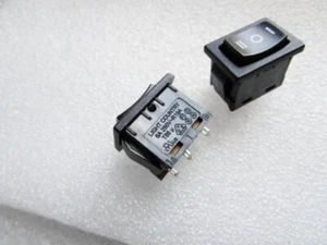 2pcs NEW LIGHT COUNTRY R19A 6A 250VAC 3 positions Rocker Switch 3 Pins - Afbeelding 1 van 2