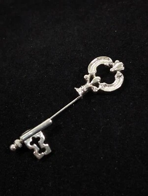 Broche vintage Avon llave esqueleto estilo victoriano palo prendedor tono plata Foto 1 de 4