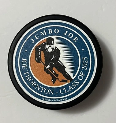 San Jose Sharks Joe Thornton Clase de 2025 Salón de la Fama del Hockey "Jumbo Joe" Disco Foto 1 de 3