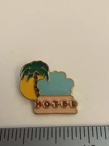 Pin de solapa de palmera colorido Motel P17 - Imagen 1 de 4