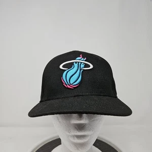 Cappello Miami Heat Berretto Snap Back Scritta Vice NBA Basket Uomo Nuova Era - Foto 1 di 9