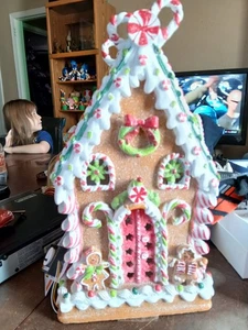 Hobby Lobby 2025 Nordpol Bäckerei beleuchtetes Weihnachts-Lebkuchenhaus 14 Zoll - Bild 1 von 4