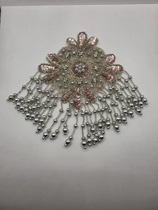 Aplique hecho a mano vintage con cuentas colgantes 8" X 6" tiene alfiler en la parte posterior - Imagen 1 de 7