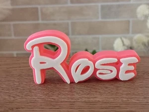 ROSA PERSONALIZADA DISNEY PLACA DE IDENTIFICACIÓN SIGNO PERSONALIZADO PUERTA ETIQUETA FUENTE PARED DORMITORIO ROSA - Imagen 1 de 1