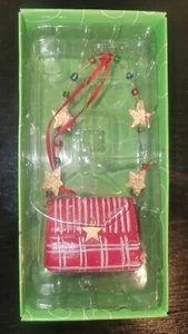 Kym Bowles Ornamento Dept 56 Lollysticks Bolso Rojo Estrellas En Caja Nuevo - Imagen 1 de 2
