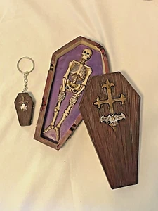 Skeleton In Coffin With Lid - Ashtray - Veronese Resin - w/bonus coffin keychain - Imagen 1 de 11