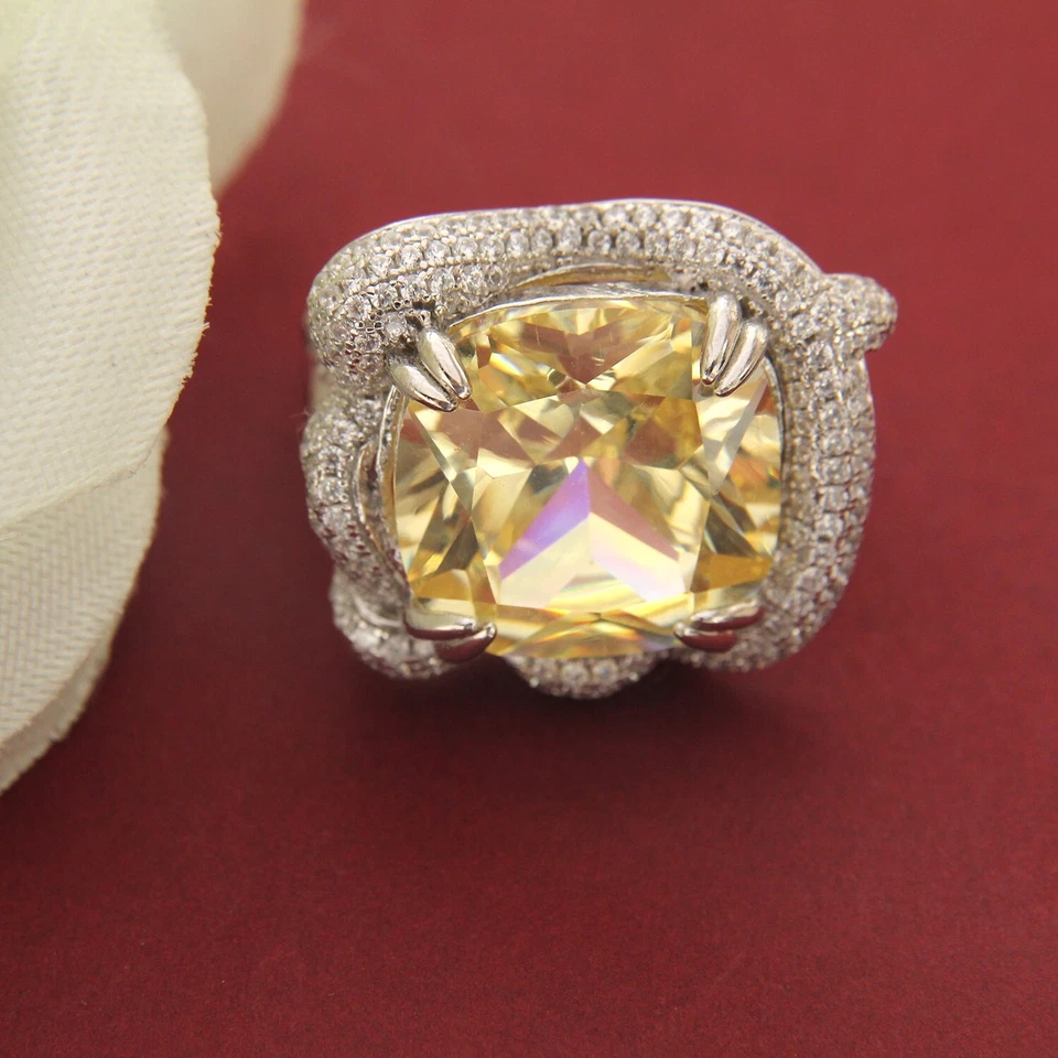 Anillo de halo de cóctel de plata 925 con zafiro amarillo creado en laboratorio corte cojín de 7,5 quilates 6,5 quilates Foto 1 de 4