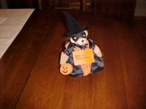 MUFFY VANDERBEAR GEKLEIDET IN IHREM KOMPLETTEN KOSTÜM HEXE HALLOWEEN 1 (1986) - Bild 1 von 6