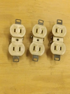 Drei alte elektrische Buchsen Eichel Baklite mit zwei Zinken - Bild 1 von 7
