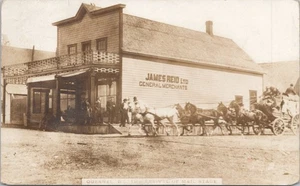 RPPC Quesnel Columbia Británica Canadá Llegada de Correo Etapa en Reid Store c. 1910 - Imagen 1 de 2
