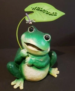 Resin Frog Toad Figurine Sitting Holding Lily Dragonfly Indoor Outdoor Welcome - Picture 1 of 8