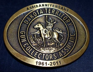 Dakota Territory Gun Collectors 2011 hebilla de cinturón tono dorado 50 aniversario - Imagen 1 de 3