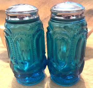 Vintage Pair of L.E. Smith Glass Blue Moon + Stars Salt and Pepper Shakers - Picture 1 of 10