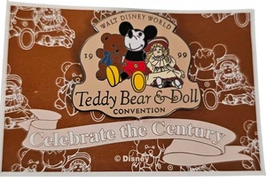 Prendedor de convención de muñeca de oso de peluche Walt Disney World 1999 - Imagen 1 de 3
