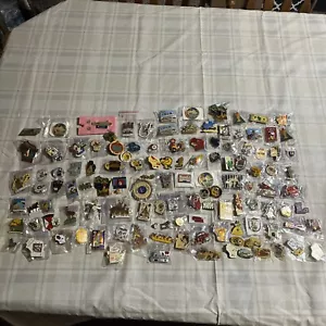 Lotto di 120+ spille vintage The Lions / Lioness Club - leggi - Foto 1 di 13