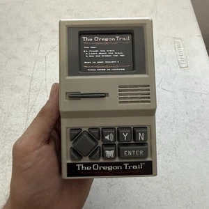 Videojuego electrónico portátil The Oregon Trail 2017 probado y funcionando usado - Imagen 1 de 3